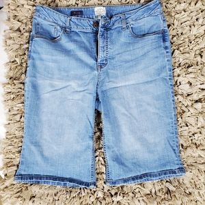Light wash Bermuda shorts